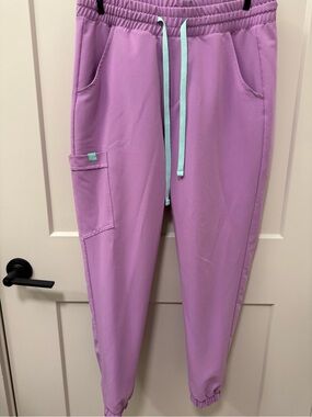 garde malade lilac women scrub jobbers. Size small petite.